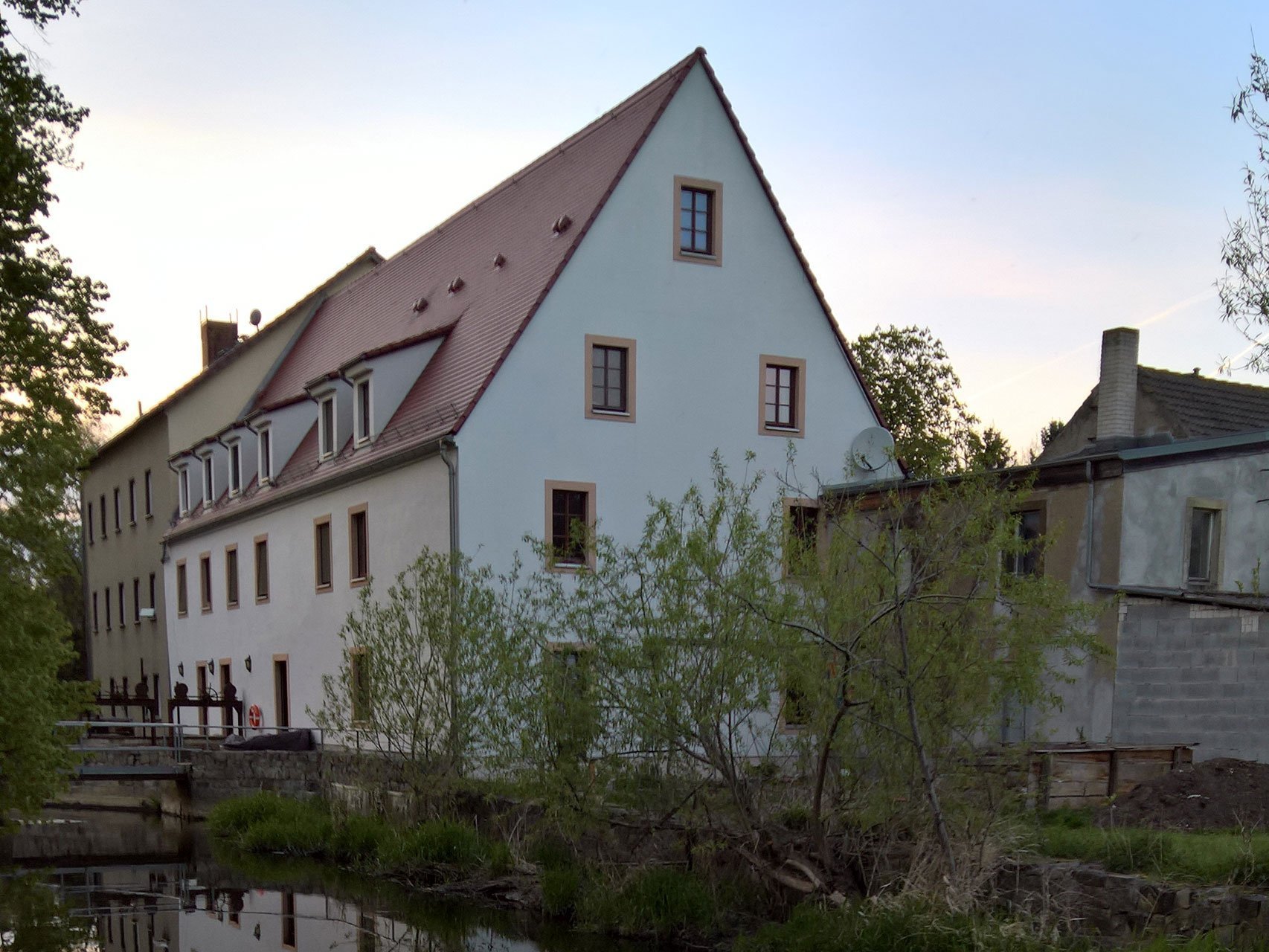 Ein mittelalterliches Gebäude bei einem Fluss